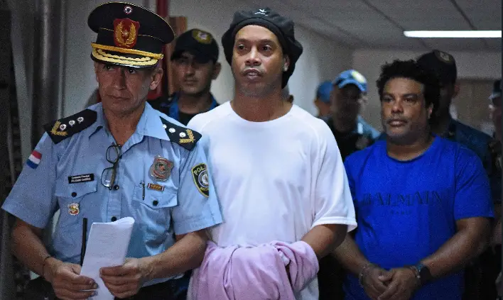Paraguayan Judge Orders Ronaldinho To Remain In Prison  