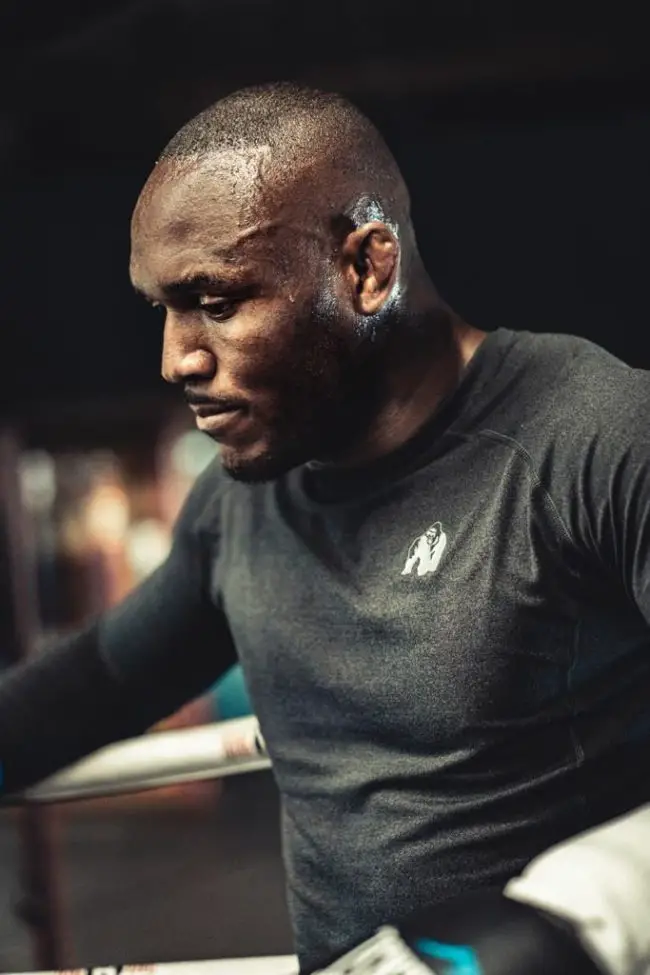 세계 챔피언 카마루 우스만(Kamaru Usman)이 나이지리아에 도착하면서 흥분이 고조되고 CSR 이니셔티브를 시작합니다