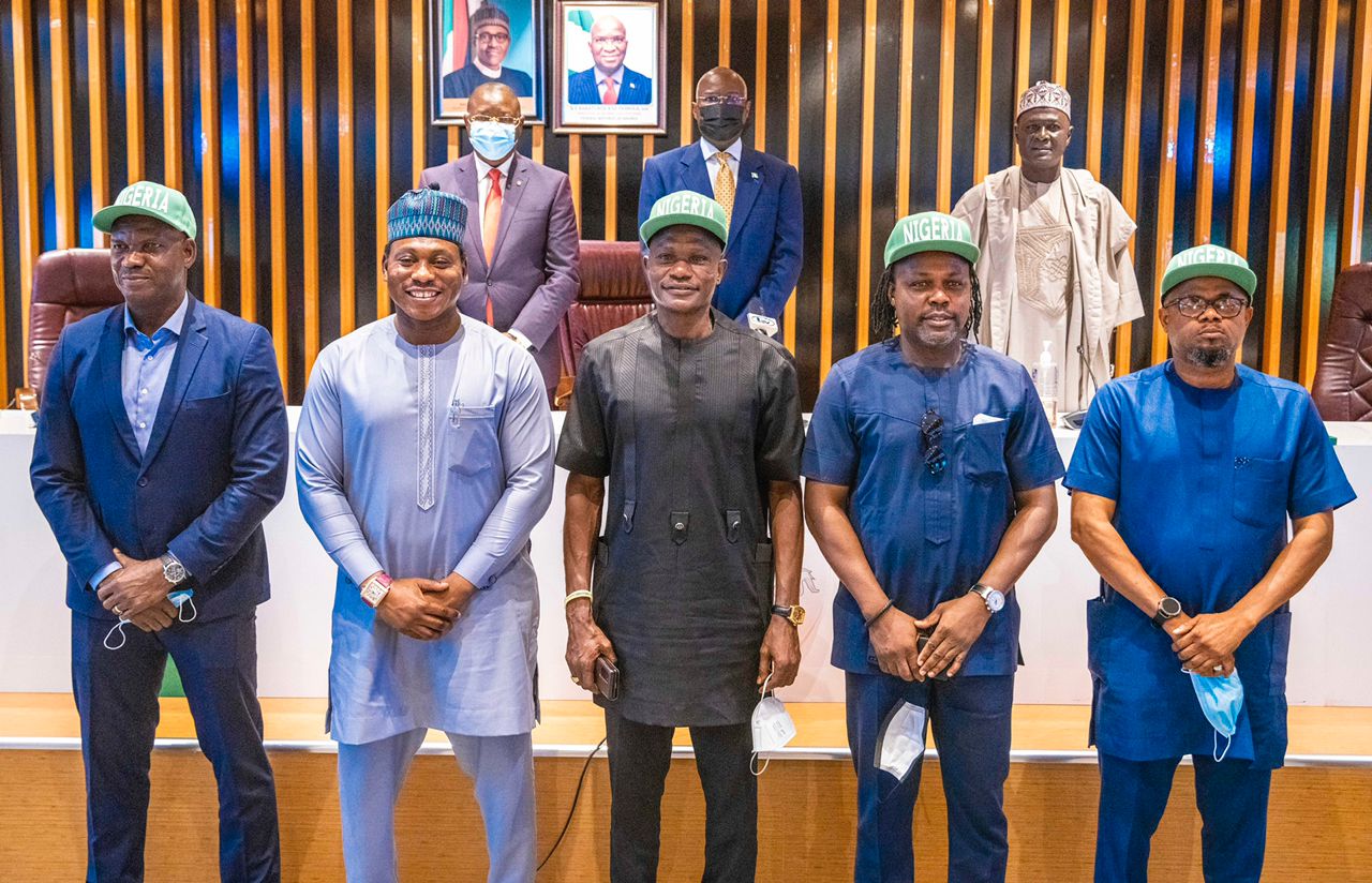 1994 Super Eagles Pay ‘Thank You’ Visits to Fashola, Dare Over House Rewards