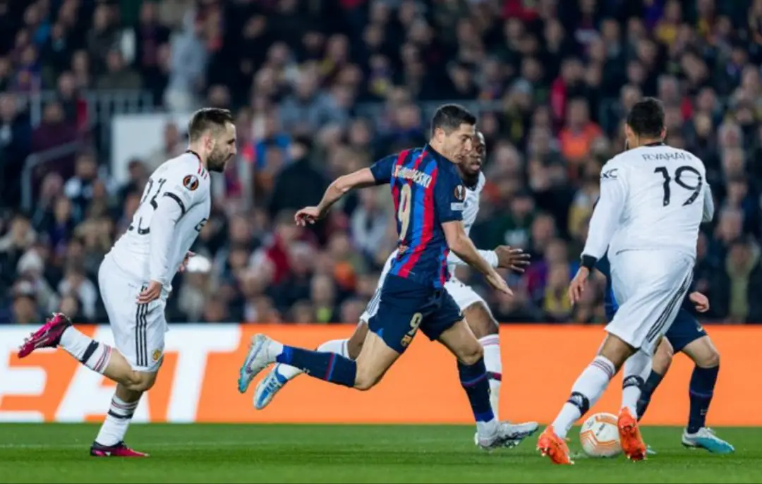 פלייאוף UEL: ברצלונה, יונייטד קרב לתיקו 2-2 ב-Nou Camp