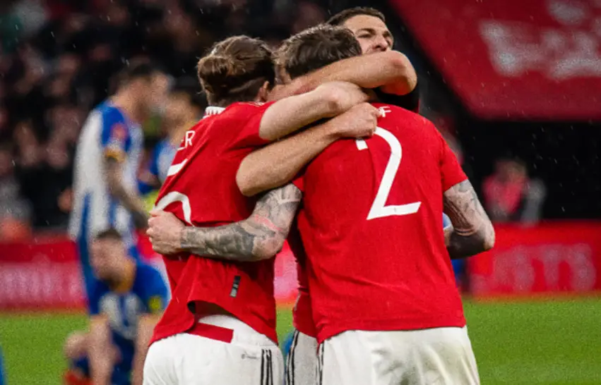 Man United verslaat Brighton na strafschoppen en bereikt eerste FA Cup-finale in vijf jaar