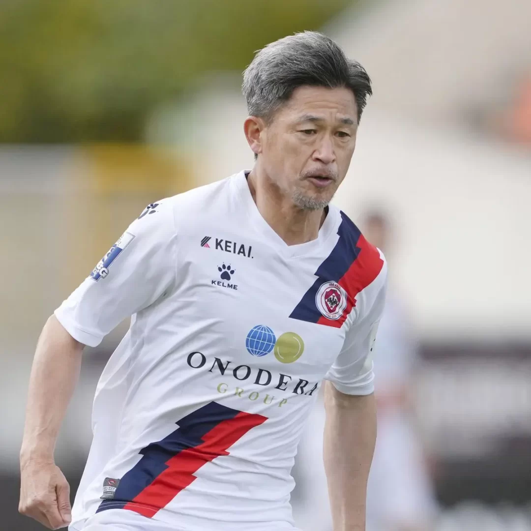 O japonês Kazuyoshi Miura, é o jogador profissional mais velho do