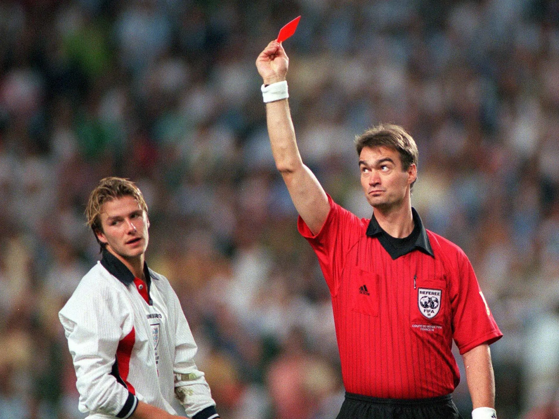Premier League: La tarjeta roja redonda (casi) nunca antes vista que causa  furor en Inglaterra y sus dos explicaciones