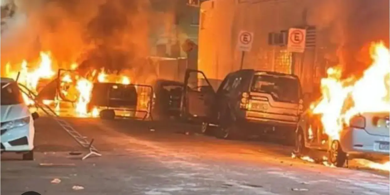 Hinchas del Santos incendian autos y autobuses en disturbios después del primer descenso de su historia