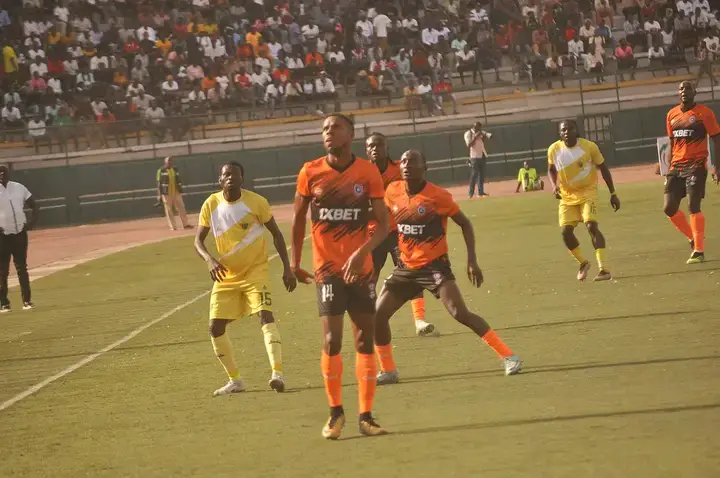 Akwa-baas Abdullahi begroet spelers voor overwinning op Plateau United