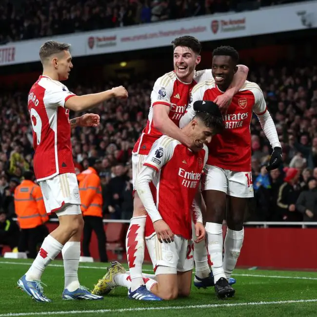 Các cầu thủ Arsenal ăn mừng