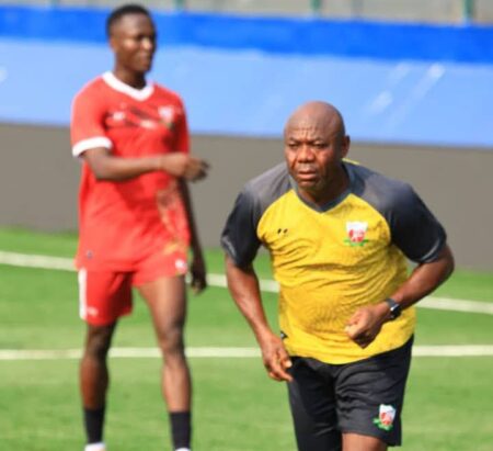 NPFL: Amuneke Hails Francis As Heartland Edge Abia Comets In Oriental Derby Thriller Emmanuel Amuneke drills Heartland FC players in a training session