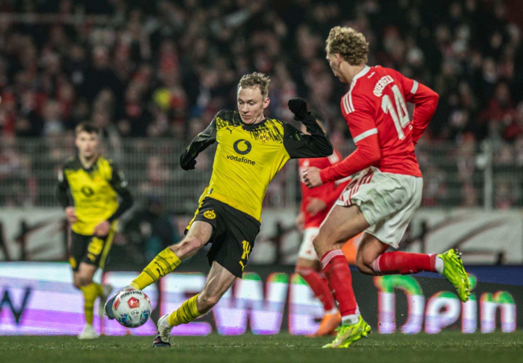Maximilian Beier challenges Leopold Querfeld during Borussia Dortmund’s Bundesliga match against Union Berlin at Stadion An der Alten Försterei.