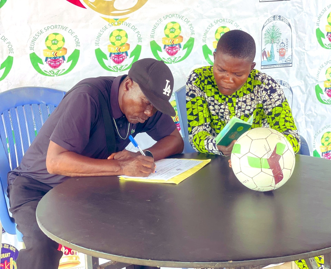 Tunde Sanni signs contract as Jeunesse Sportive de Pobè head coach in Benin Republic
