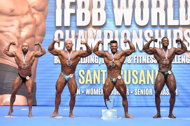 Le bodybuilder nigérian Neziru Atsekohme Adam brille lors du championnat du monde international IFBB à Barcelone en Espagne